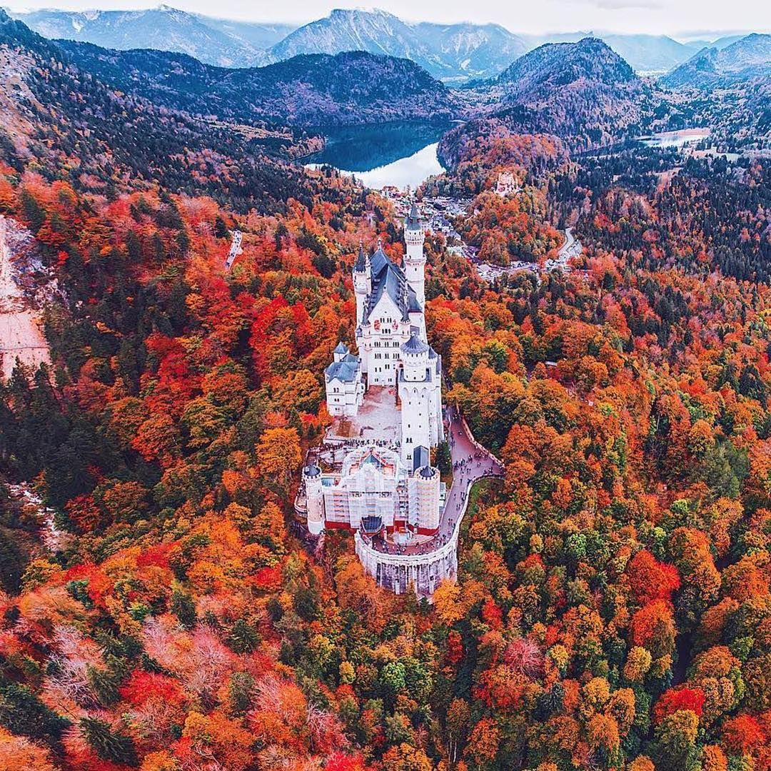 Замок Нойшванштайн осенью