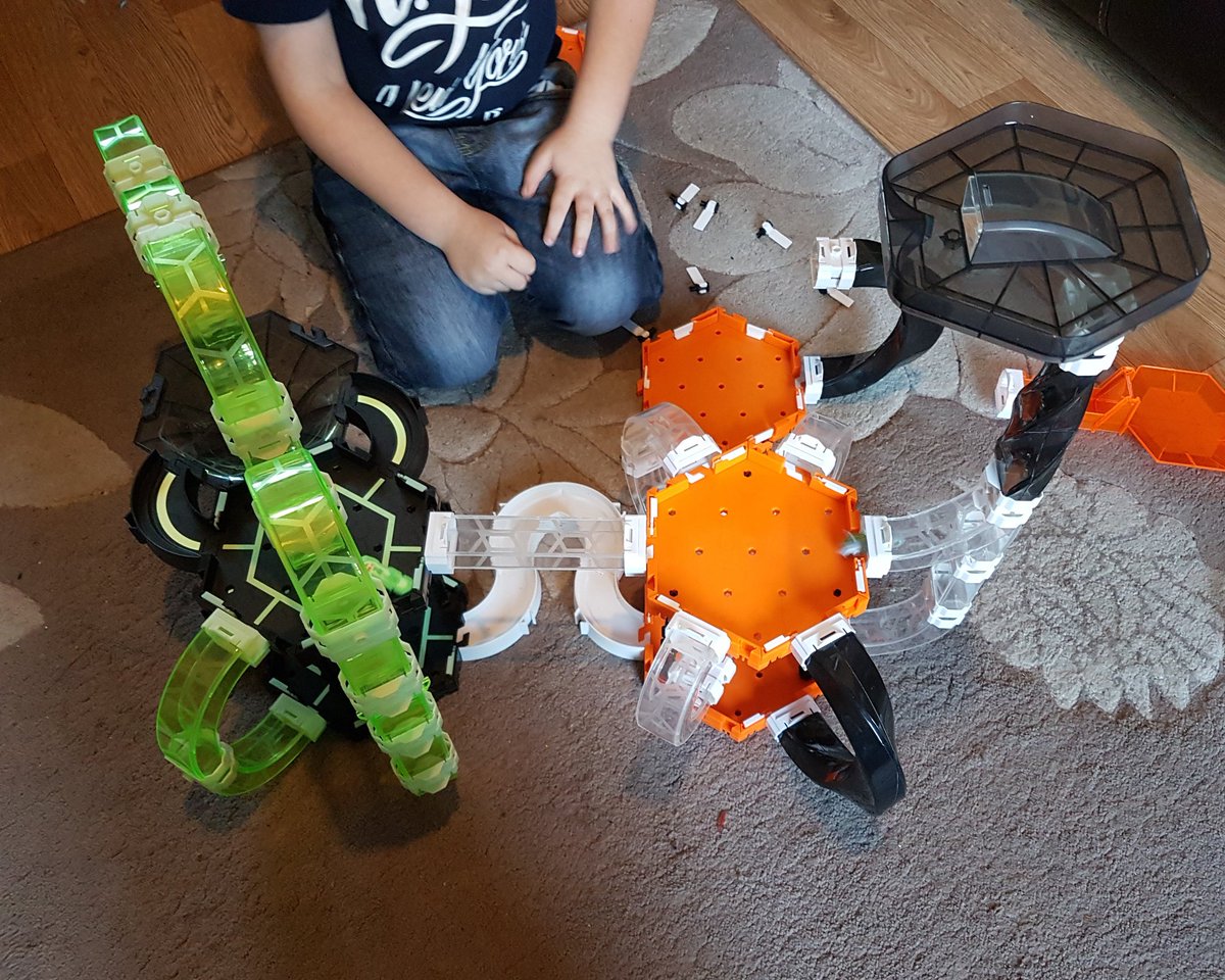 mrhexbug's tweet photo. My son showing me how best to set up a HexBug habitat #mrhexbug #hexbugnano https://t.co/NC62BGl2mO