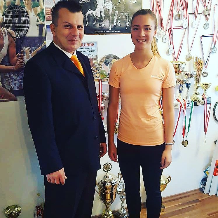 Gesundebeine's tweet photo. Tennis Wunderkind Roxana Repasi 14 Jahre jung
8 fache Landesmeisterin Tennis, Tennis National Spielerin
Doppel Staatsmeisterin, Über 40 Turniersiege
Erfolgreiche internationale Spielerin, Gewinnerin vom Head Masters, gesponsert von Beau Well Dreams Wien https://t.co/no1BMMZG6s https://t.co/OuQt1drqPe