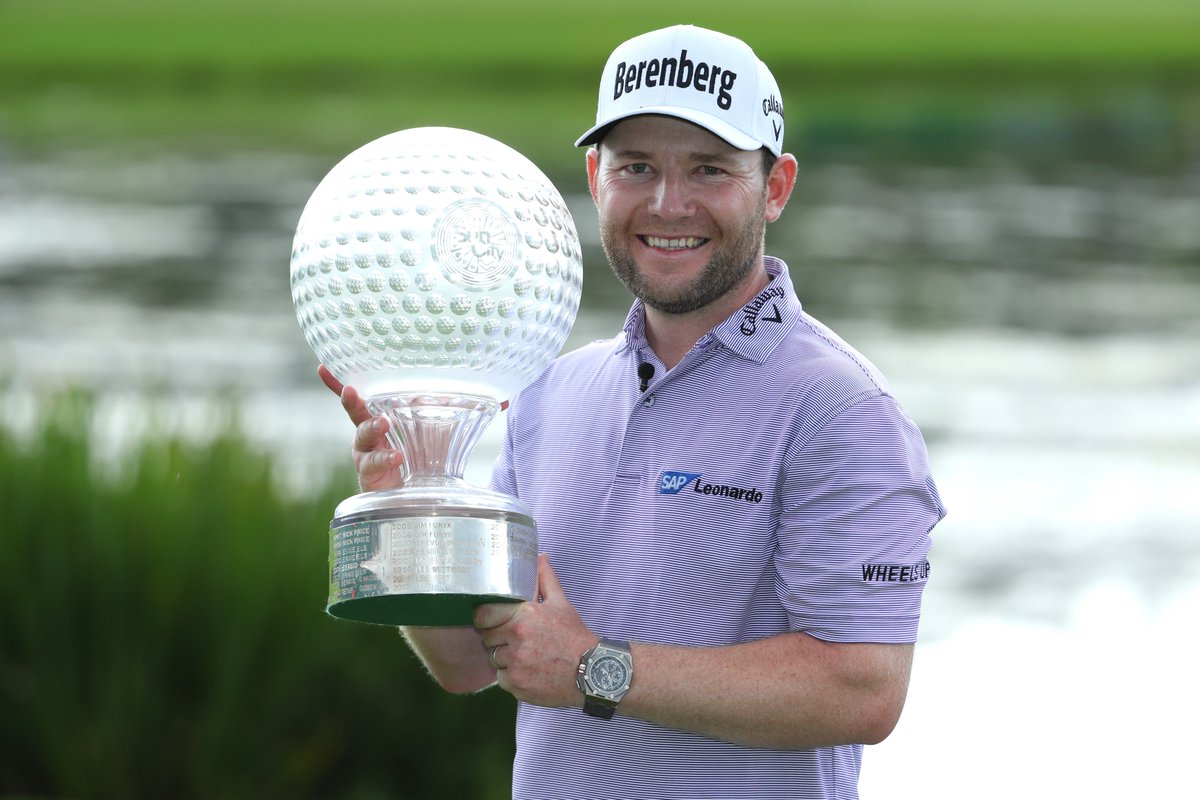 CallawayGolfEU's tweet photo. .@BrandenGrace's victory in Sun City? #Epic! 🍾🏆

In his bag? A GBB #EpicSubZero 9º Driver. 🏌🏽🚀⛳️

#NGC2017 #RolexSeries https://t.co/zOZ2tvEmSn