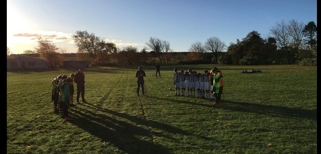 greigewins1's tweet image. Hutchie Vale  and West Lothian FC 2006’s paying tribute to the fallen before their game today #RemembranceDay2017 #essda #hutchisonvale