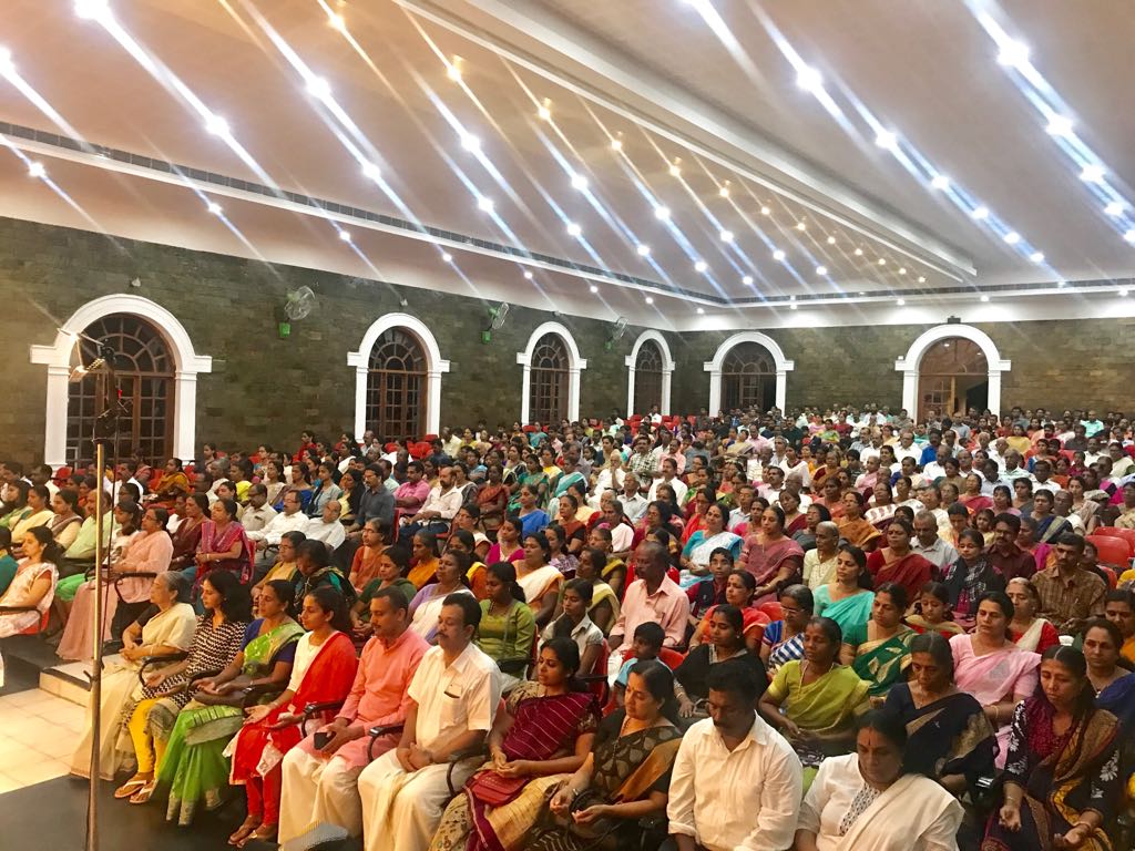 rithinraj's tweet photo. Full house!! Bhagavat Gita knowledge session by @sajeenissan sir #talipparamba @SriSri @AOLSwamiji @jyothirmayah @GirinGovind https://t.co/4Jz0naJC8C