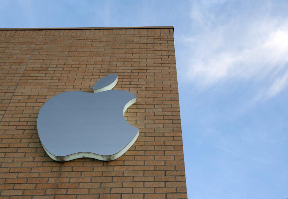 ForbesTech's tweet photo. FBI 'ignores' Apple olive branch to get data from Texas shooter iPhone: https://t.co/Dbh9laHnMc https://t.co/CpcZa2VBiu