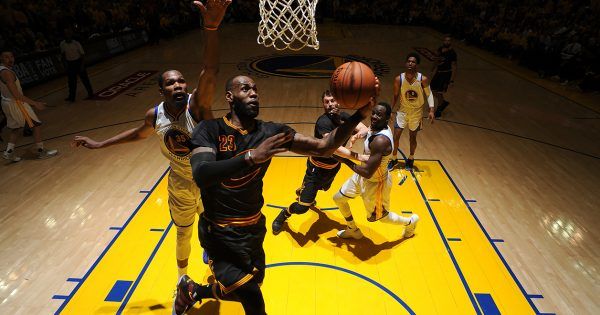 StartersHQ's tweet photo. ICYMI: @intel has teamed up with Turner Sports to broadcast @NBAonTNT games in virtual reality! https://t.co/DeoLNaSJbc🏀😎 #sportstech #VRinSports https://t.co/lQ2qsZSI70