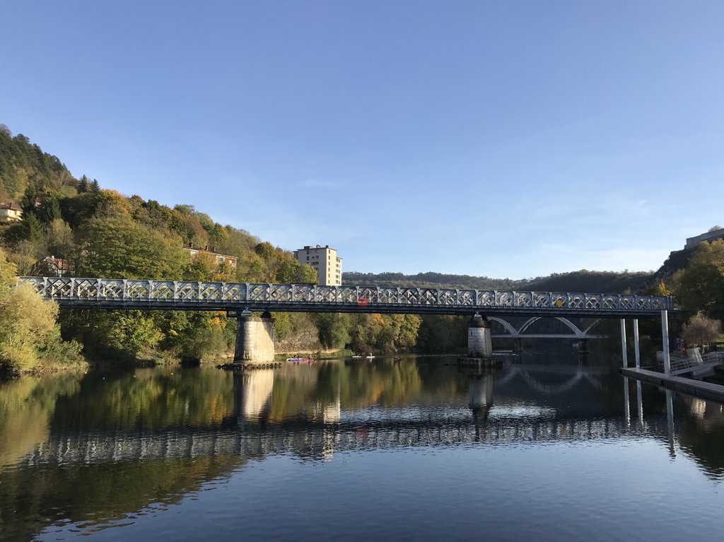 Lecrametchou's tweet photo. #Besançon sur les rails…
Sur ce pont enjambant le Doubs passe la ligne reliant la capitale comtoise et la Suisse, via #Morteau.
Il a été repeint de façon à rappeler les couleurs de la pierre de Chailluz, qui compose nombre de façades bisontines.
#SNCF https://t.co/TD10GsV2KX