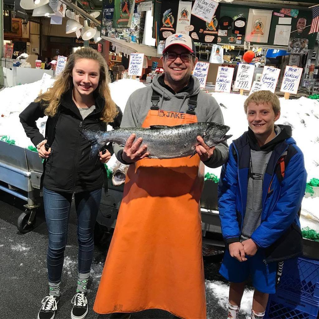 teachmama's tweet photo. Seattle, you did not disappoint!
#pikesplacemarket #fishthrowing #toursitythings #seattle https://t.co/57xjrhh38C https://t.co/LreM12JPdO