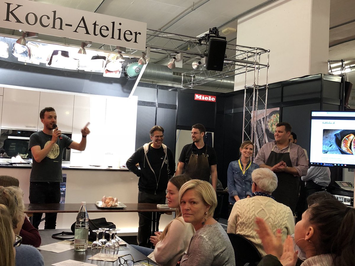 hoomygumb's tweet photo. Und ab in das Miele Koch-Atelier, hier geht es gleich ums Kuhteilen, Big Green Egg und Messer.
#slowfoodmarket https://t.co/MKN8XO2zda