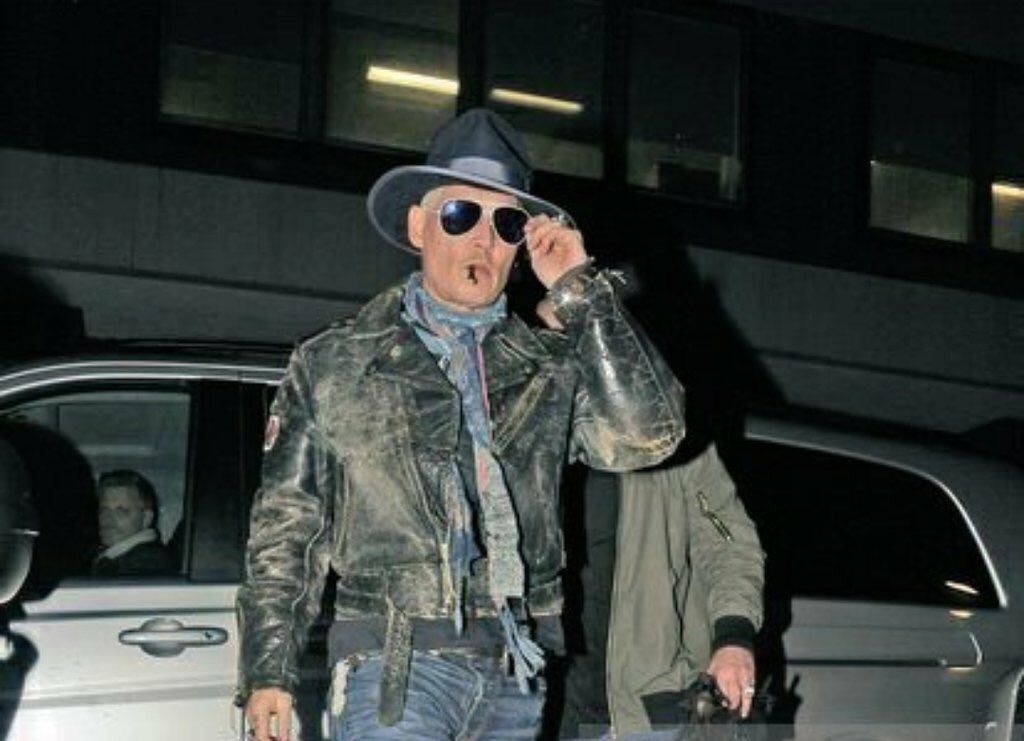 Artemissa97's tweet image. Sólo yo puedo empezar burlándome de fotos de Johnny Deep con @estela_malvido y acabar haciendo esto. #Deeppool