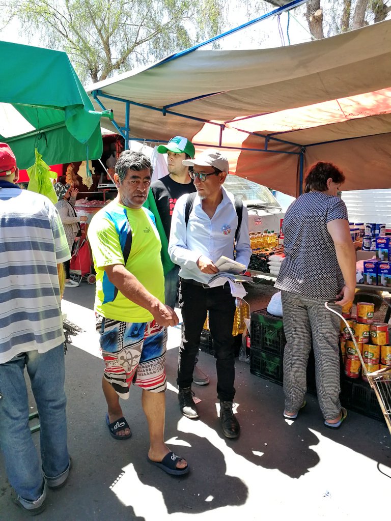 pablopadillarub's tweet photo. En la feria Salvador Gutiérrez disfrutando de la sombra para conversar con  los vecin@s del Distrito 9. #AGanarEl9 con #G58 y @RDemocratica por una #BancadaLaboral. https://t.co/TRwJQvNABo