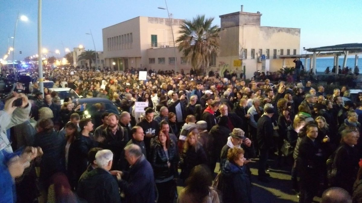 CSilvagni's tweet photo. "In pochi a #Ostia al corteo di @virginiaraggi, la città resta a casa" ha scritto oggi il Messaggero.
Poi si arrabbiano se uno li chiama giornalai..... https://t.co/t7YvR5tpUE