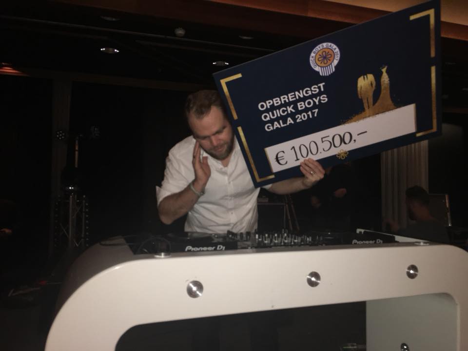 Beetje draaierig nog van de opbrengst van het <a href="/QuickBoysGala/">Quick Boys Gala 2020</a> gister in <a href="/huisterduin/">Huis ter Duin</a>...Wat is <a href="/KvvQuickBoys/">Quick Boys 💙🤍</a> een toffe club, en wat een loyale sponsoren, wauw!...Genoten van onze <a href="/DunePebbler/">Dune Pebbler</a> tafelgasten.