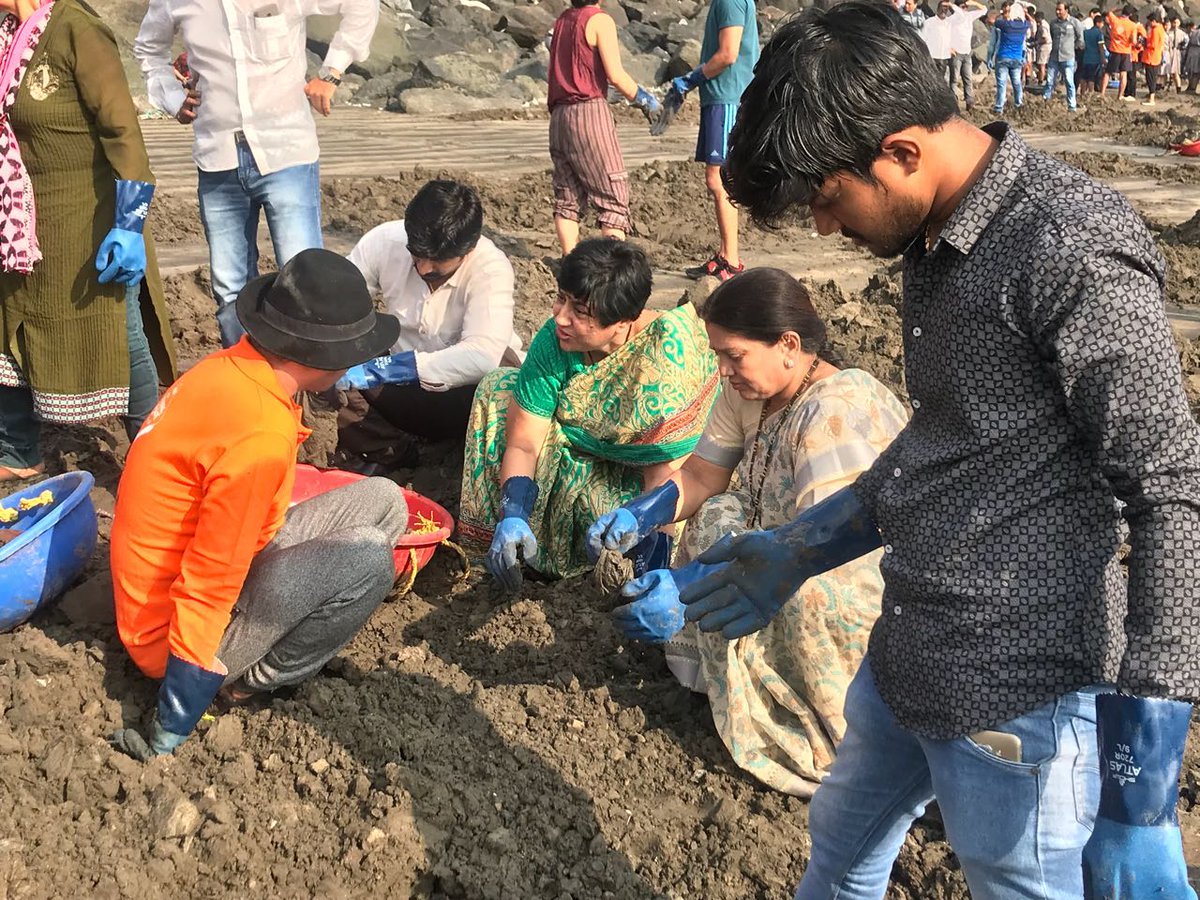AfrozShah1's tweet photo. Week  108 ends .Thank you @LeylaAcaroglu , @unschools , @LavekarBharati , @yogirajdabhadka  , @MMHSGOREGAON , Dhai Akshar  for the amazing cleanup. Kids , Citizens , MLA and Volunteers from 12 countries were working hard to protect the ocean.40 tons of plastic plucked out.. https://t.co/aURcJfFqlg