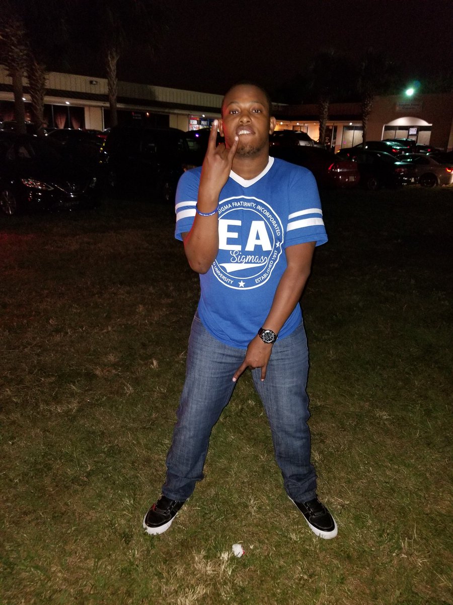 beignetblues's tweet photo. Greatest moment of my life!! Fall 17 in house!! #PhiBetaSigma #DueceClub #BleedBleu https://t.co/DIb8FAl6KH