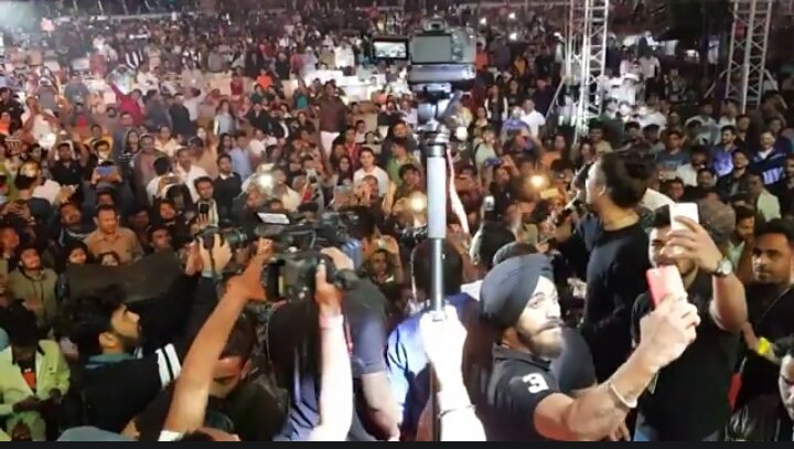 Love___Bird's tweet photo. @JubinNautiyal It was a nice gig! How I wish to be a part of this crowd! Bangladesh also needs blessings as well fragrance of your hypnotic HEAVENLY voice!We love you to the moon and back🌹.
#AllAboutLastNight.
#RaipurLive
#11thNov2017. https://t.co/81nBKQ86h5