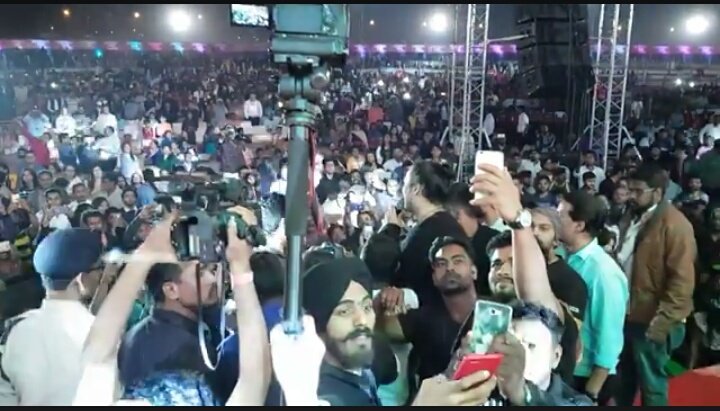 Love___Bird's tweet photo. @JubinNautiyal It was a nice gig! How I wish to be a part of this crowd! Bangladesh also needs blessings as well fragrance of your hypnotic HEAVENLY voice!We love you to the moon and back🌹.
#AllAboutLastNight.
#RaipurLive
#11thNov2017. https://t.co/81nBKQ86h5