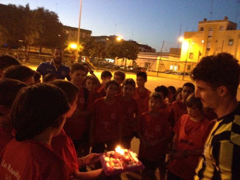 At_Macareno's tweet photo. Esta semana ha sido el cumple del entrenador Jose y los niños le llevaron su tarta para que soplara las velas. FELICIDADES por tu 25 cumpleaños🎂🎂🎂🎉🎉🎉🎉 https://t.co/AywajVu2gL