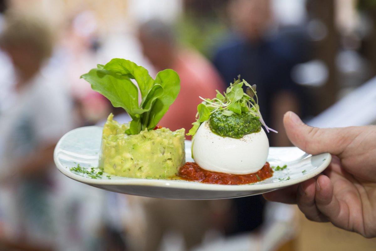 CafeFlore_es's tweet photo. ¿Con cuál te quedas? ¡Deja tu reacción en esta publicación y sorpréndenos!👇

♥️Rúcula de Huerto,tomates secos y parmesano.
😲Ensalada de #burrata y pesto de rúcula

#CaféFLore #GroupCasanis #Marbella https://t.co/vP3v60Vt3l