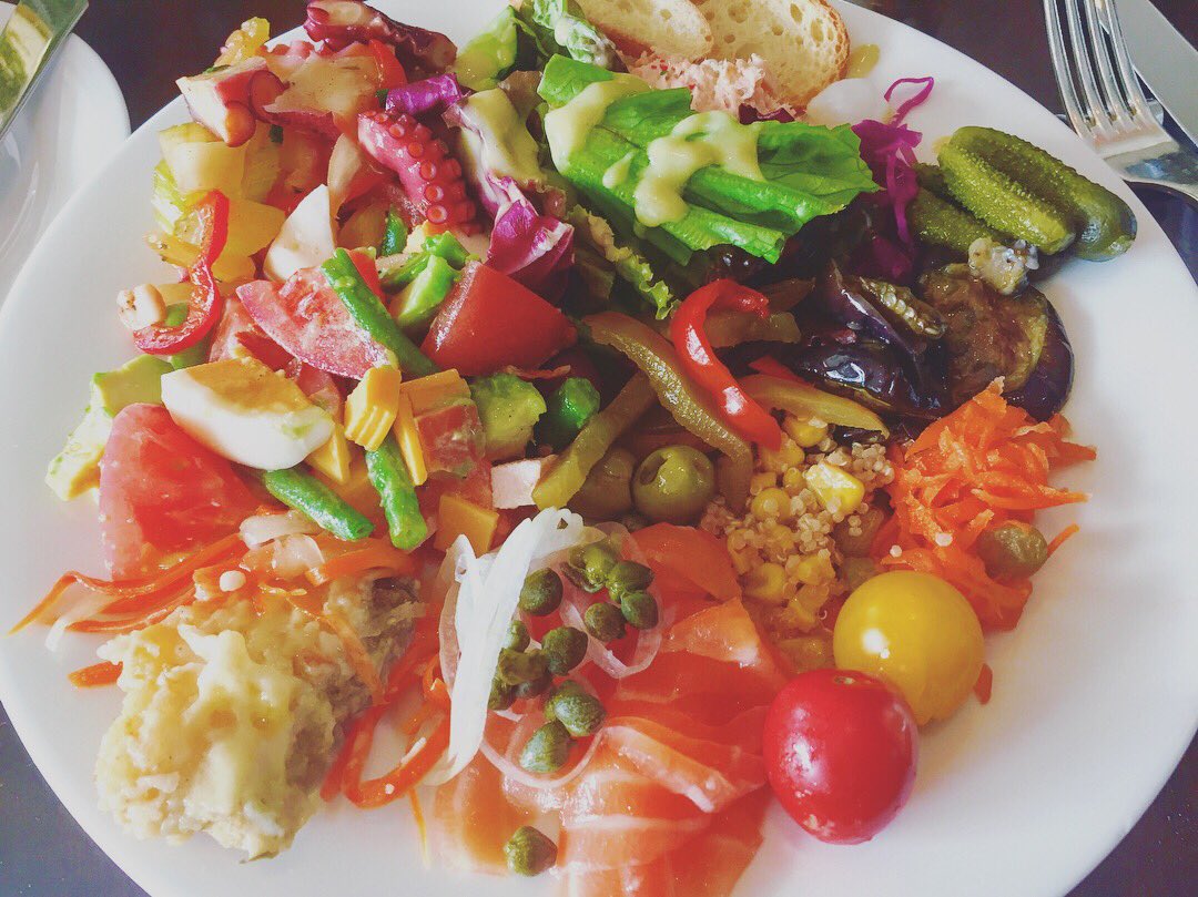 Chinari_Leah's tweet photo. グランドハイアットのフレンチキッチンにて、ランチビュッフェ🍽
 お野菜新鮮だしお肉も柔らかくて美味しい！デザートも甘さ控えめで食べやすかった🍰❤️
さすがハイアット様です👏👏👏 

#grandhyatttokyo #thefrenchkitchen #六本木 #ランチビュッフェ https://t.co/xBVWaVVZgc