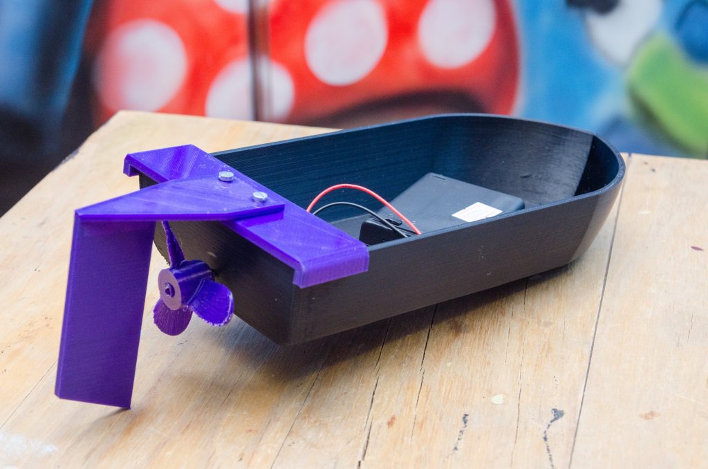 geekc0der's tweet image. Hot day today so spent time in the pool with my son making and testing basic #3dprinted boats 
Not exactly awesome boats, but they did the basic trick and we had lots of fun with !

Day 316 of #3dprint365. #3dprinted Boats 
#3dprint365 #3dprint #makersgonnamake #makevember #boats