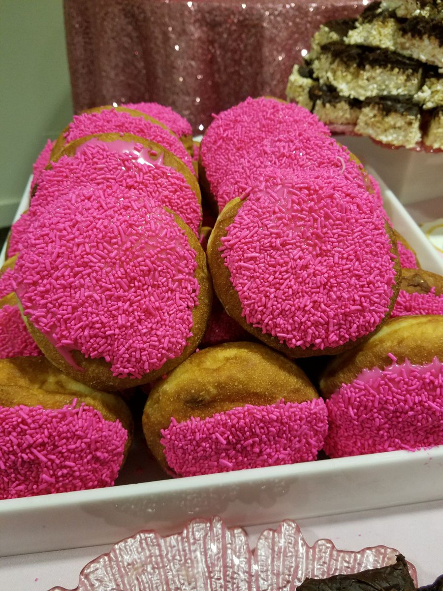 MiChicascater's tweet photo. Dreamy girl's bat mitzvah in pink &amp; gold! #batmitzvah #barmitzvah #party #celebration #birthdayparty #buffet #catering #eventplanning https://t.co/4yMMidRweY