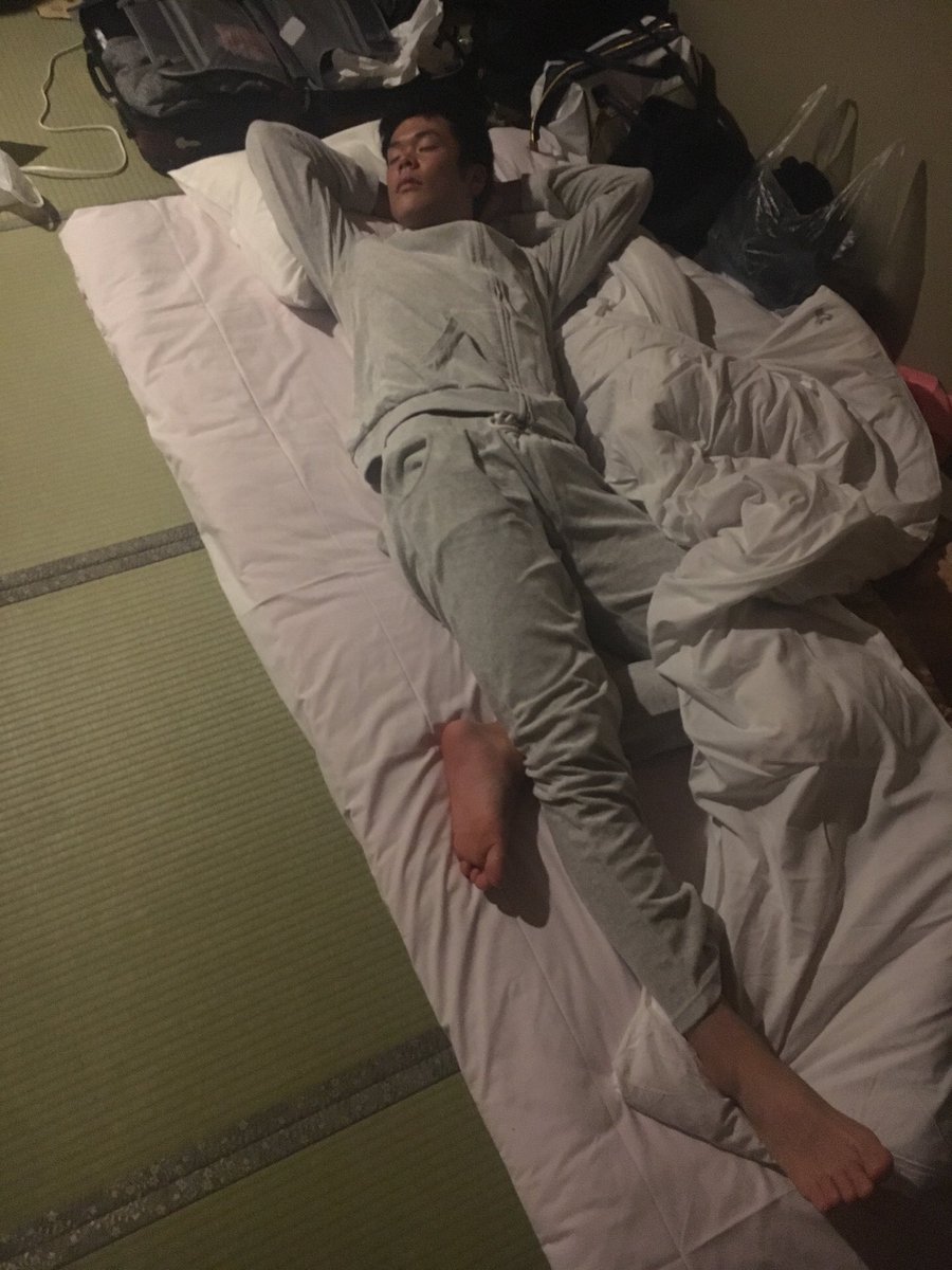 613Haruki's tweet photo. 寝相がスタイリッシュ笑 https://t.co/ShRowPvmff