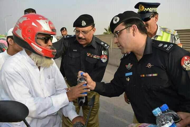 PakNewsNetwork_'s tweet photo. خیبرپختون خواہ پولیس نے انسانیت میں ساری دنیا کو پیچھے چھوڑ دیا ہے ۔ آج ہم فخر سے کہہ سکتے ہیں خیبرپختون خواہ پولیس دنیا میں پاکستان کی سب سے بہترین پولیس بن چکی ہے ۔ میں اپنی بہادر پولیس کو خراج تحسین پیش کرتا ہوں ۔
@ImranKhanPTI @Ali_MuhammadPTI @AnwarLodhi @MussarratCheem https://t.co/LZy0D6hJNf
