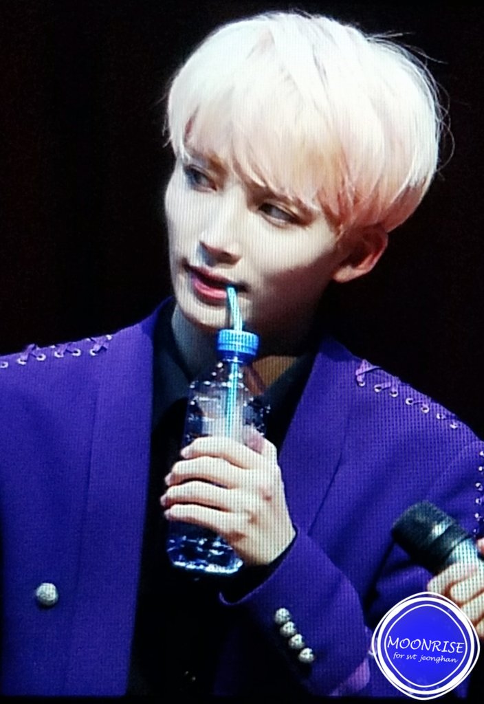 moonrise1004's tweet photo. 171112 목동 팬싸 #윤정한 #정한 #JEONGHAN #세븐틴 #SEVENTEEN 
물 마시는 것 조차 화보인생😘
정한아 오늘 하루도 수고 많이했어❤️❤️❤️
@pledis_17 https://t.co/jp2T5k44T6