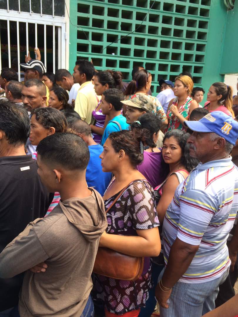 JulianBriceno's tweet photo. #12N 11:41am #CdBolivar DENUNCIAMOS Más de 200 pacientes de paludismo están a las afueras del Ambulatorio Los Aceiticos. La única respuesta es NO HAY TRATAMIENTO, juntos a ellos se encuentra nuestro Coordinador de Salud @marcoslimamd https://t.co/RJFoiEbaGe