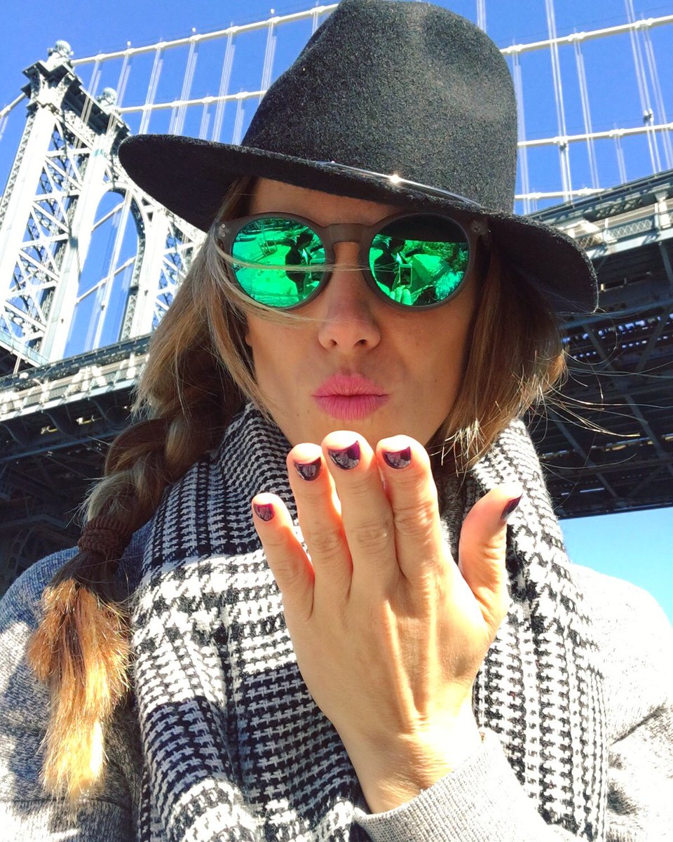 HillstarCo's tweet photo. With love from #NewYork
Carol 👓 #Beachclub - Grey &amp; Green lenses
#i❤️ny #manhattanbridge #NYC #🗽 #usa #eyewear #hillstar #aroundtheworld https://t.co/mhETiRM5jW