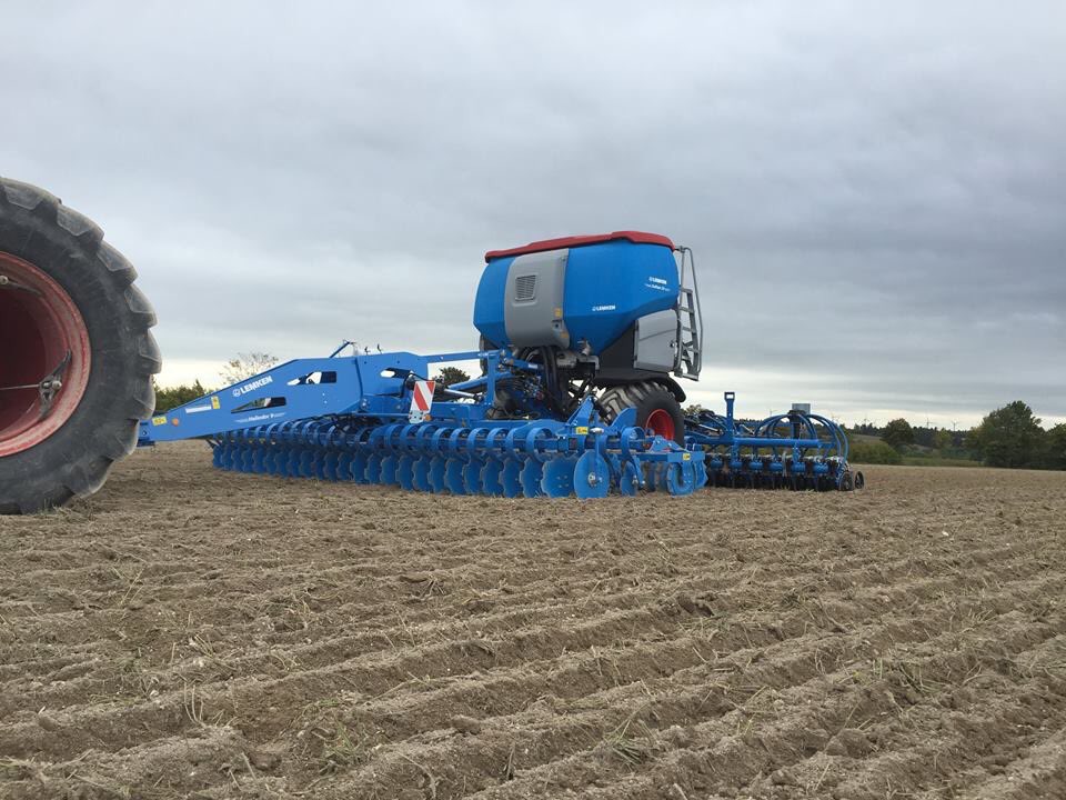 CLAAS_Eastern's tweet photo. 4, 5 or 6m #Combination unit ..
Use with tine, disc or Powerharrow Cultivator 
#LEMKEN https://t.co/J8jnBnb82v
