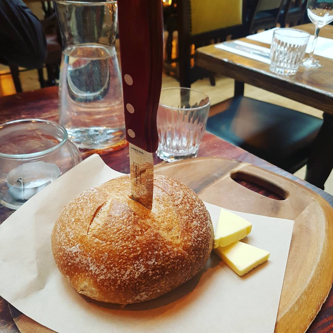 TheDessertDeli's tweet photo. Delicious Sunday roast at @thegoatpub today. The beef was really good as was the warm bread 😉. Love the new refurb of the dining room especially these gorgeous turquoise chairs 💞 https://t.co/hwxfF4pfKb