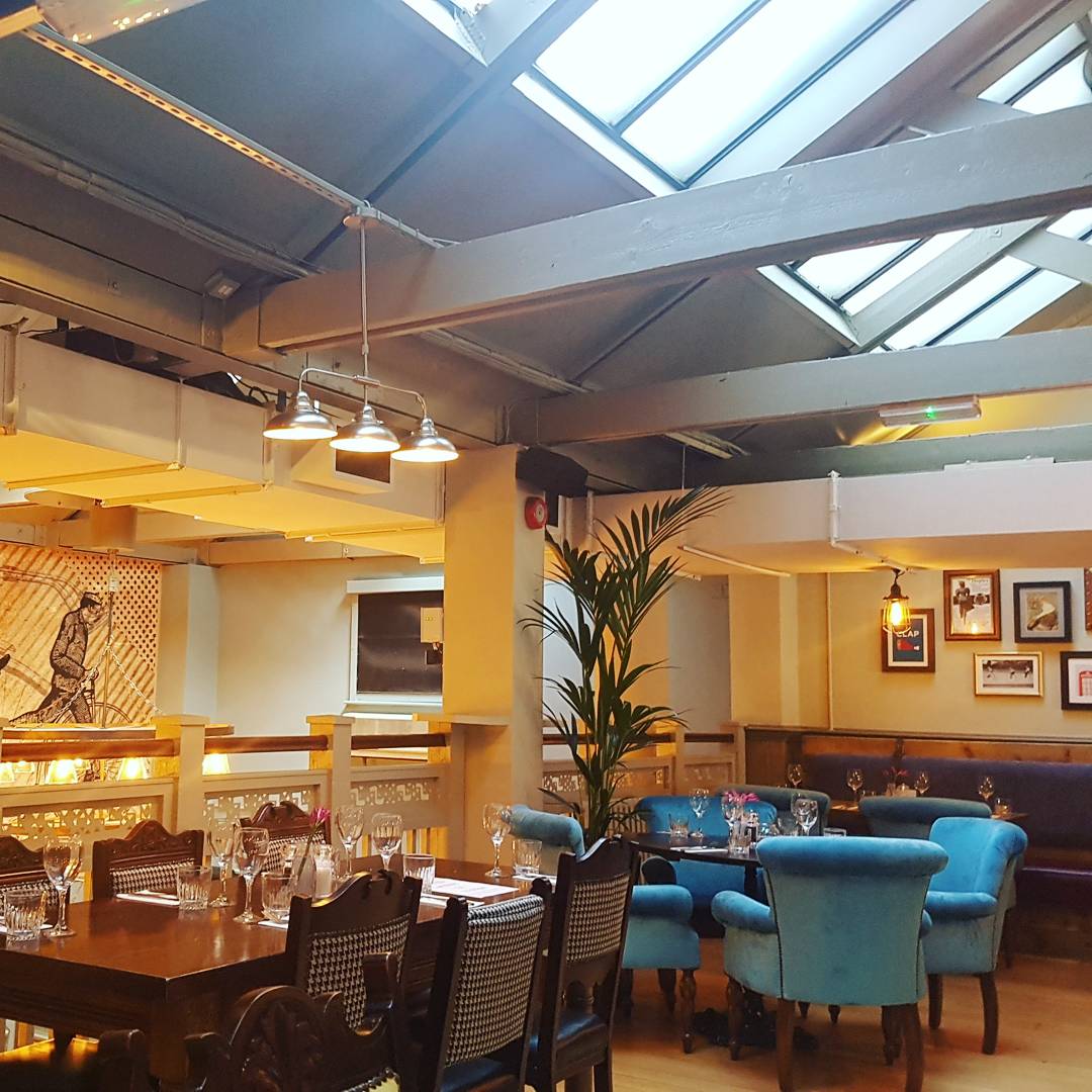 TheDessertDeli's tweet photo. Delicious Sunday roast at @thegoatpub today. The beef was really good as was the warm bread 😉. Love the new refurb of the dining room especially these gorgeous turquoise chairs 💞 https://t.co/hwxfF4pfKb