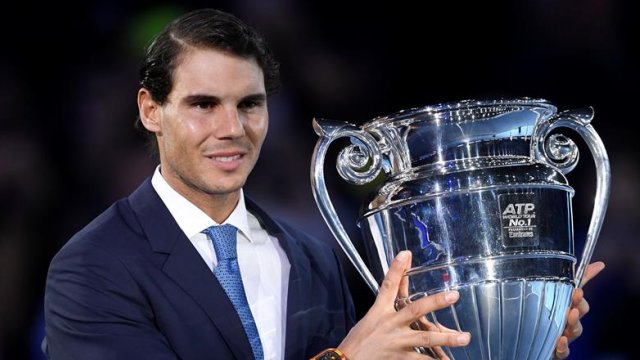 Cooperativa's tweet photo. [Fotos] Rafael Nadal recibió el trofeo del número uno del mundo de la ATP en Londres https://t.co/f48qjyUHuB https://t.co/PG1ImD80BM