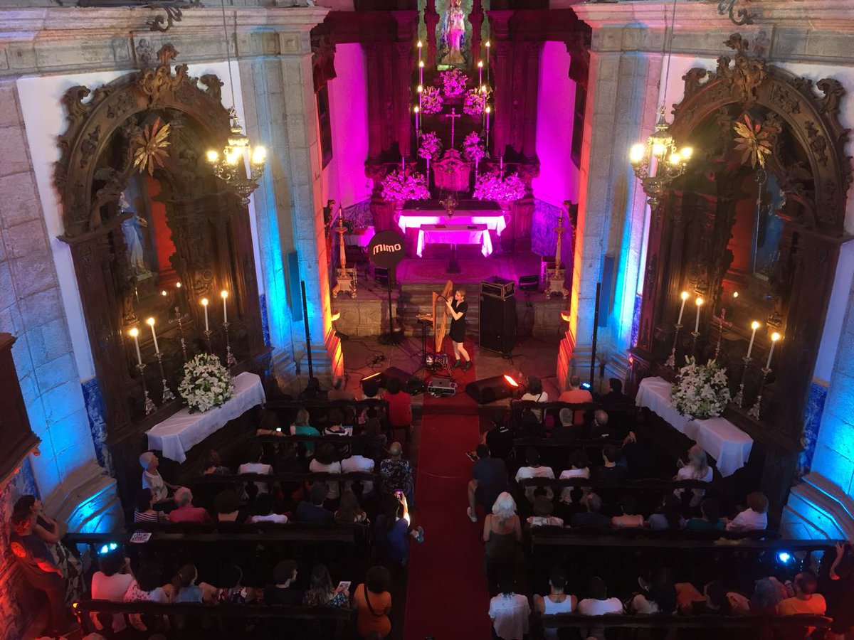 mimofestival's tweet photo. A cantora e harpista francesa Laura Perrudin se apresenta agora na Igreja do Outeiro da Glória. #EuMIMO #MIMORio

Foto: Divulgação / Rogério von Krueger https://t.co/YelrxtfDeR