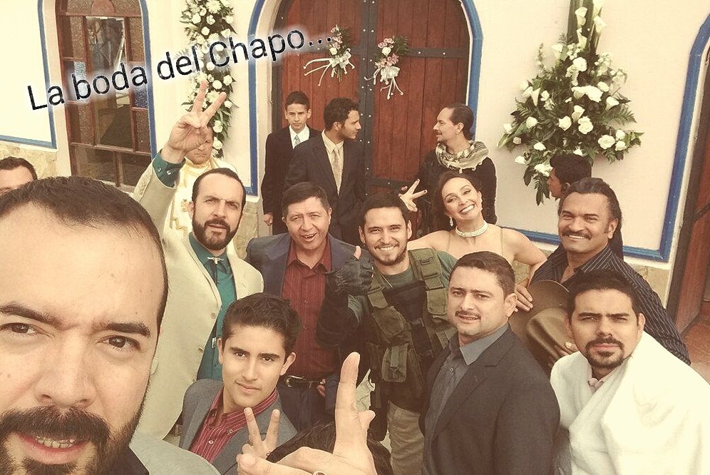 RoberUscanga's tweet photo. Aquí estábamos esperando afuera de la Iglesia para arrojarles arroz al Chapo y a Elba... Hacía frío y @alejoaguilar82  lo sabía. @elchapolaserie @antoniodlavega  @wtcadavid @juancruzactor @quiquemendoza @Hectoralbertomz #BarbaCerrada #ElArriero #ArrierosSomos https://t.co/ePjLWCX40c