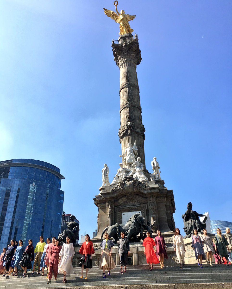 Desfile de <a href="/yakampot/">Yakampot</a> traído por <a href="/CentenarioT/">Tequila Centenario</a> en el Ángel <a href="/fashionweekmx/">MBFWMx</a> #MBFWMx #CapitalDeLaModa #WorkingOnSunday