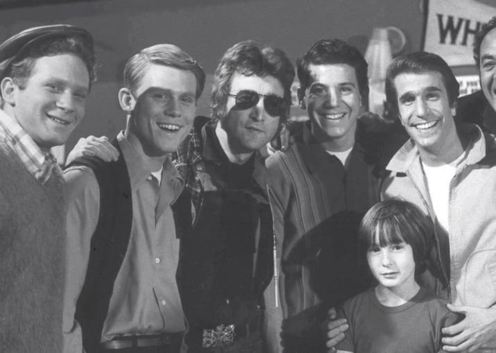 crockpics's tweet image. John Lennon with the cast of “Happy Days” 1974