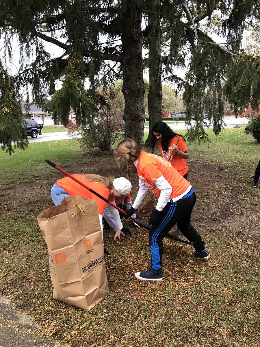 sjbearssports's tweet image. AP Student Leadership team giving back #rakeadifference