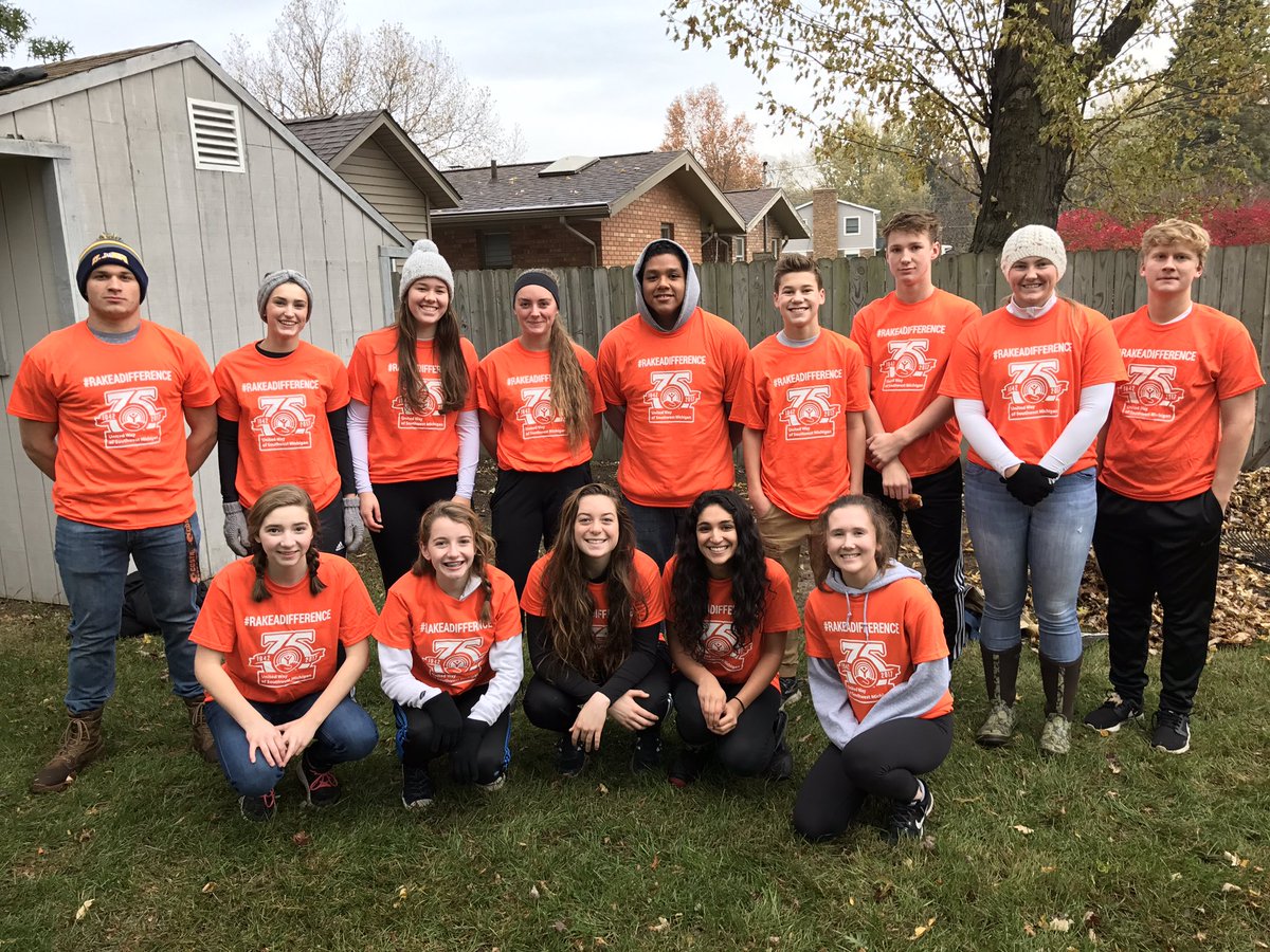sjbearssports's tweet image. AP Student Leadership team giving back #rakeadifference