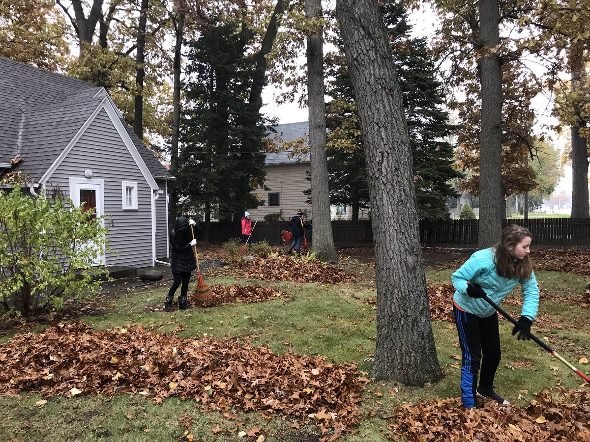 sjbearssports's tweet image. AP Student Leadership team giving back #rakeadifference