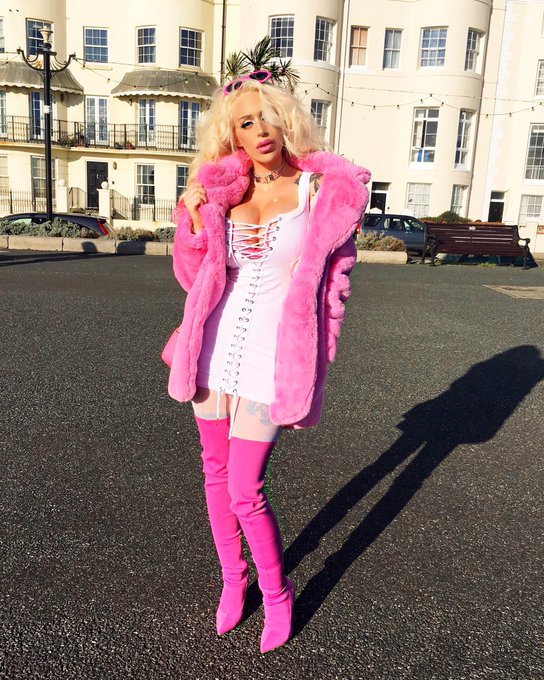 They call me pink princess and bimbo queen - spoil me! ? send an email to aliciaamiraxxx@gmail.com to