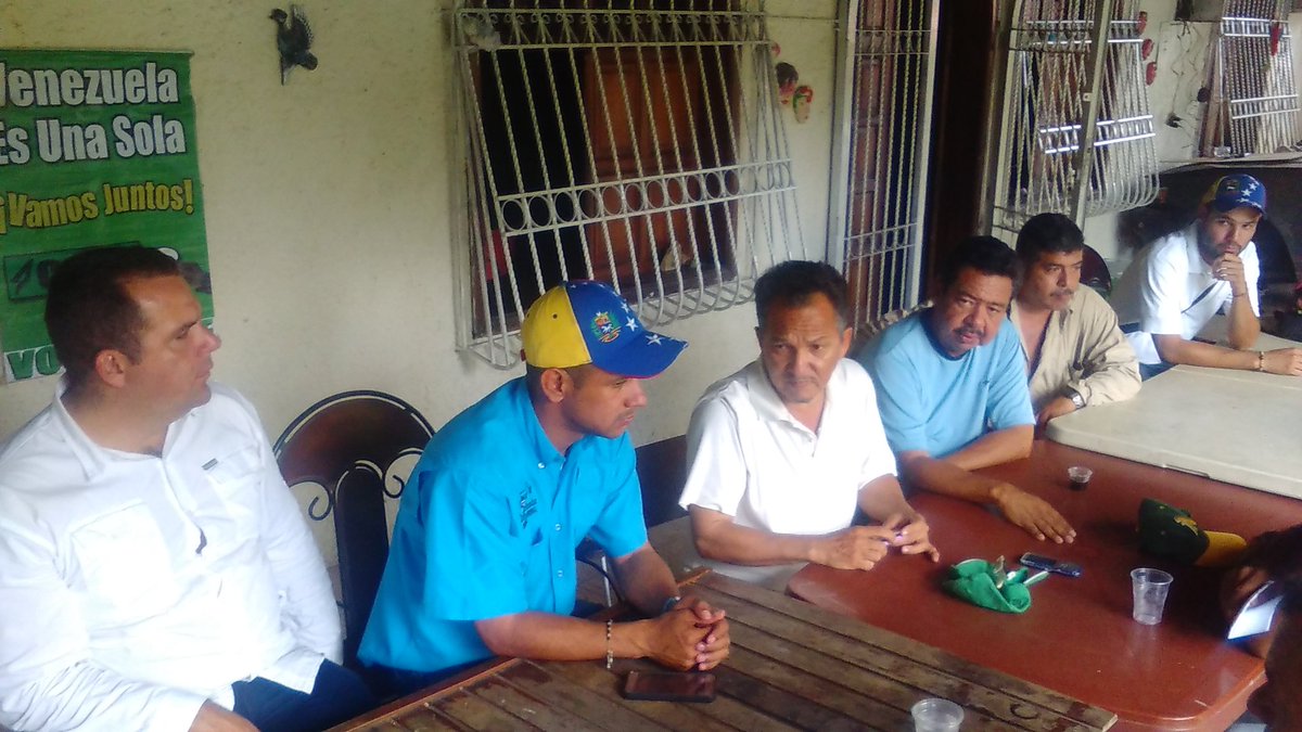 JulianBriceno's tweet photo. #12N 1:42pm #CiudadBolívar Seguimos trabajando por garantizar el rescate de nuestro Municipio Heres.
#AhoraMismo en reunión de trabajo y conformación de equipos parroquiales junto a mis amigos de @CopeiHeres https://t.co/IE4JEhdFFF