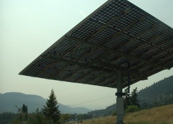 TRUsustain's tweet photo. This is the largest sun-tracking #SolarPanel in B.C. It can be found just north of #Kamloops in Black Pines.
It is unique in that it does not sit stationary, it has two motors designed to tilt and rotate to face the sun throughout the day.
 https://t.co/Ru26s5BsB1
#Sustainability https://t.co/fRdxwoAySQ
