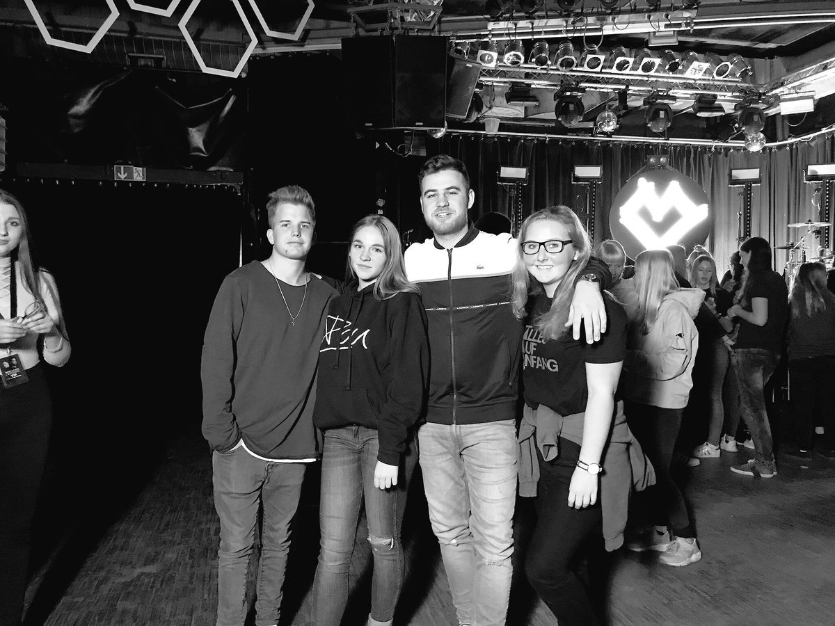 Finni_31's tweet photo. @kayefofficial @TZON57 @louisathesen können wir ein vierer haben ?❤️💘 #chaostour 2017 https://t.co/jJap95njt0