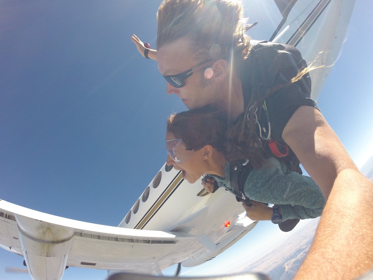 MontereySkydive's tweet photo. Good friends always take the fall for one another! #JumpSMB #friends #bffs https://t.co/ei4Mtijhbn