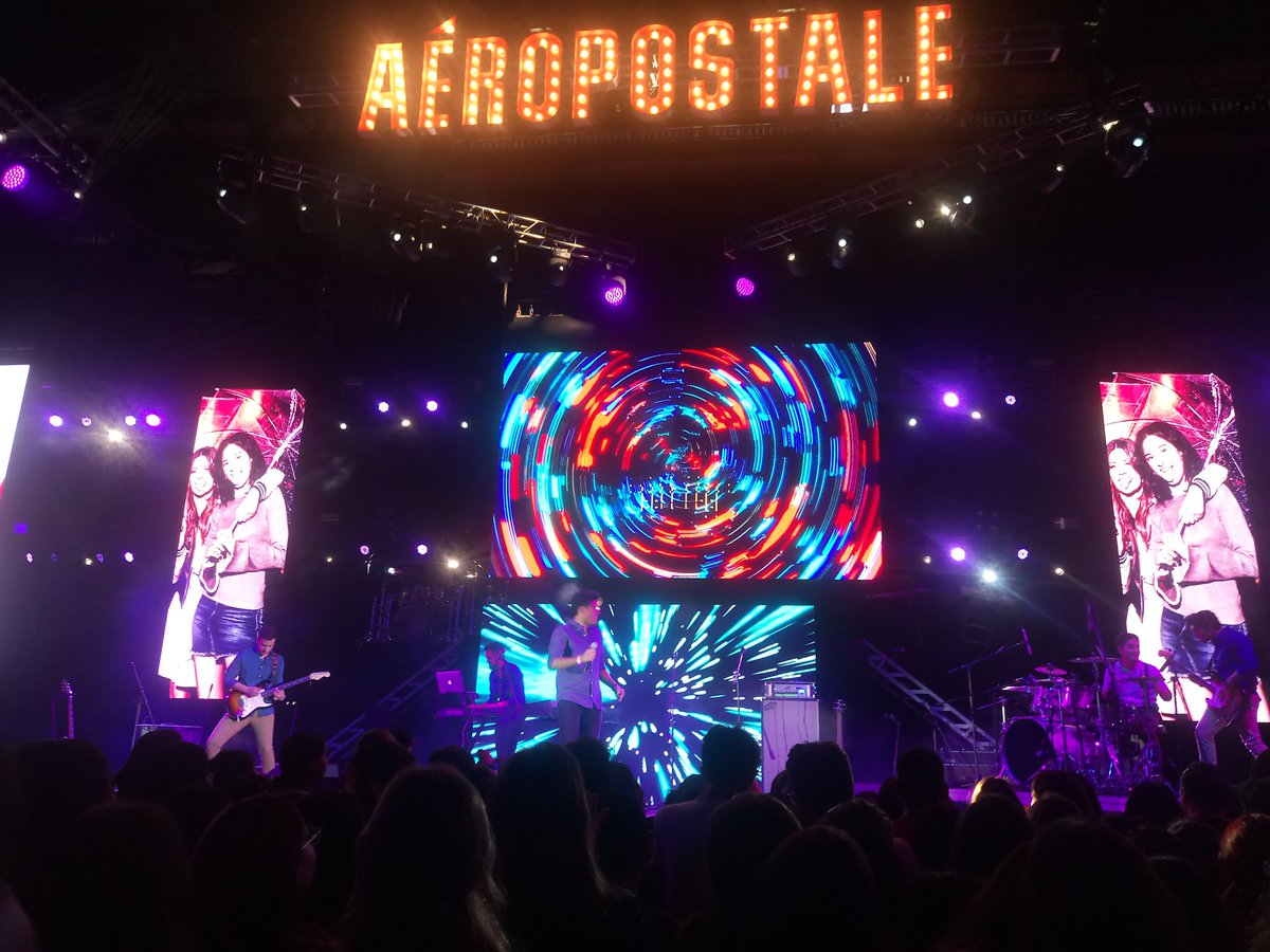 frontonmexicoce's tweet photo. ¡La fiesta #aerofest17 por fin comenzó y, @SomosMay fue el encargado de prender a todos los fans! https://t.co/VYTw9o2Ezx