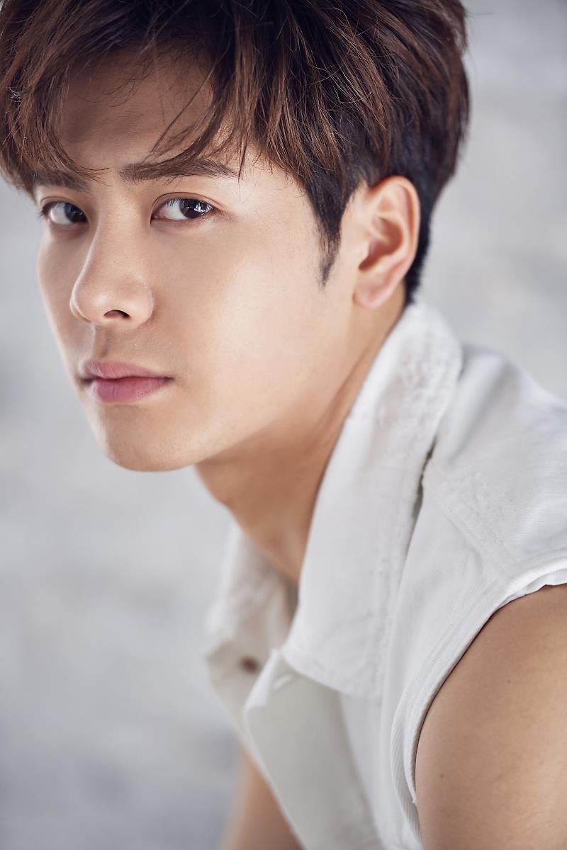 GOT7__Fanbase's tweet photo. [💚] People are asking who is that hot guy beside Liam Payne on MTV EMA. 
Let's introduce this hot guy a.k.a #Jackson Wang to them by using #MTVEMA hashtag! 
Let the world know this hot, adorable, charismatic, chic, and handsome guy -- Jackson Wang! https://t.co/M7CgK2KCiR