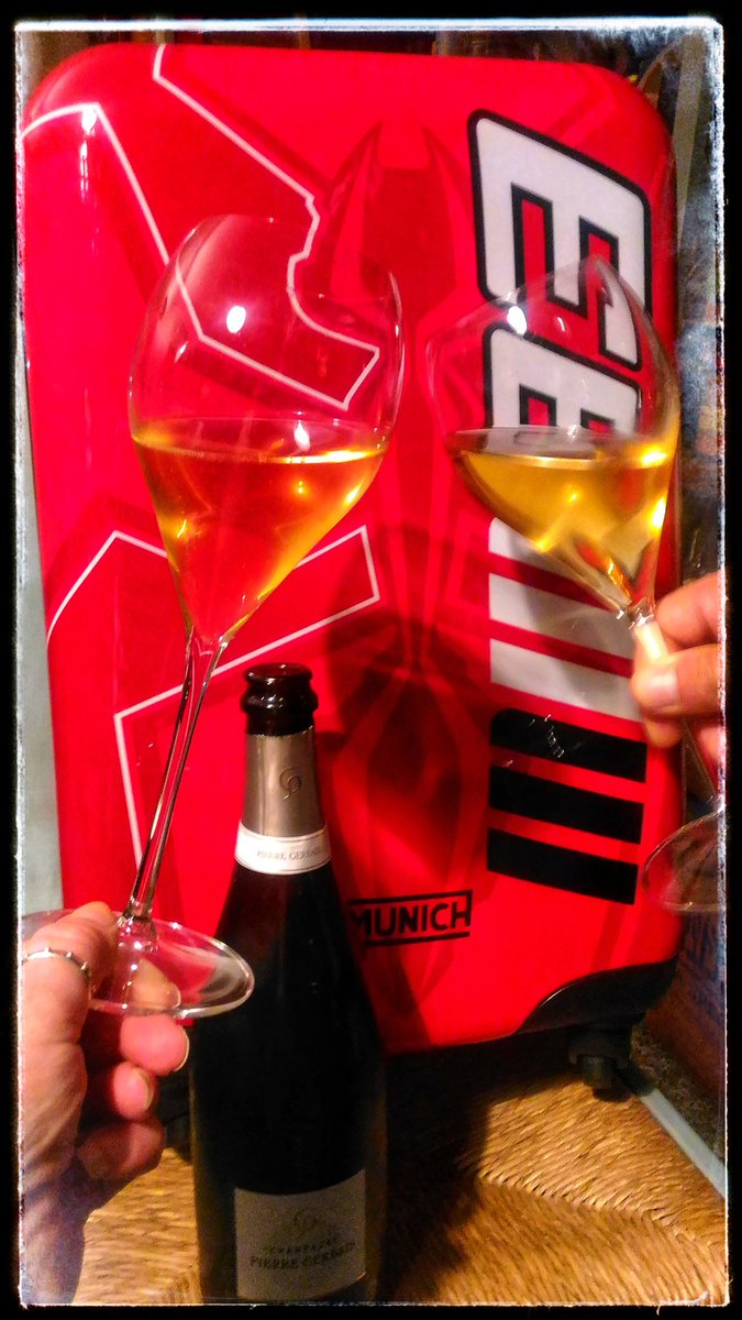 Bigcaesar69's tweet photo. @pippinoir  Brindiamo al Campione @marcmarquez93 @HRC_MotoGP #6BIG https://t.co/sorImRyNNO