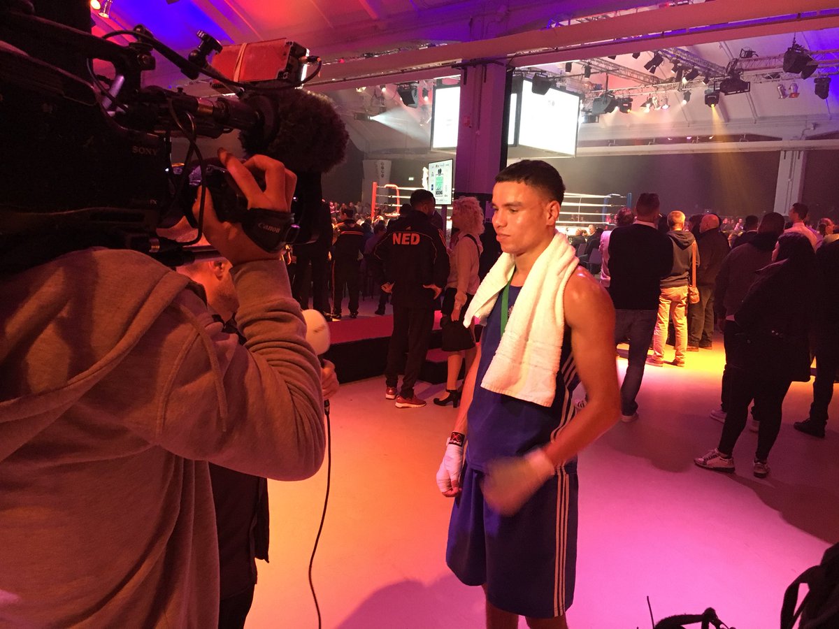 RijnmondSport's tweet photo. Sensatie in de Cruiseterminal! Enrico Lacruz wint tijdens de boksinterland NL-Cuba van 3-voudig wereldkampioen en 2-voudig Olympisch kampioen Lazaro Alvaro Estrada. #WorldPortBoxing https://t.co/2hs5MIZ0O9