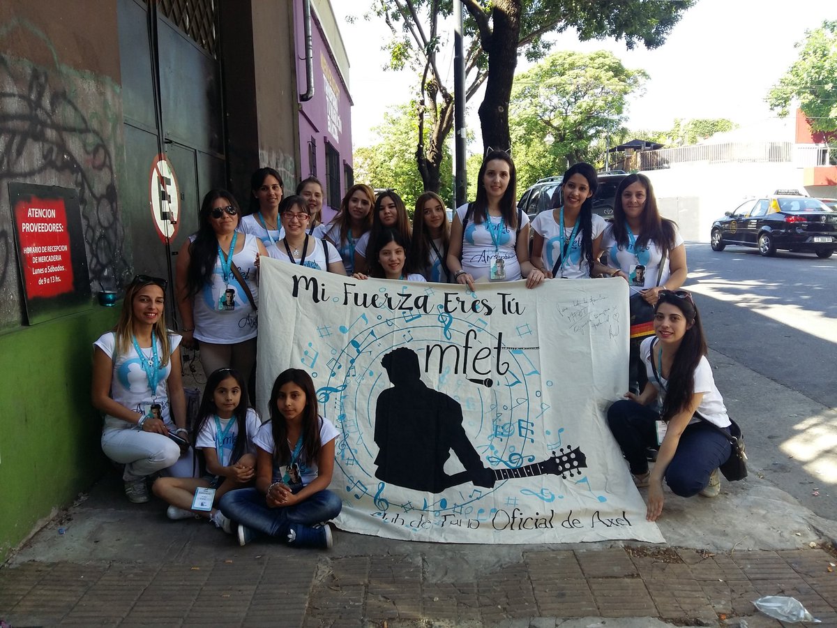AxelFansBA's tweet photo. Esperando a @AxelOficial que la esta rompiendo en la #Mesaza de @mirthalegrand #AxelEnML https://t.co/WiQ3h1FDLt